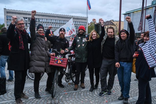 Petkovi protestniki so rezultate volitev pričakali na Trgu republike