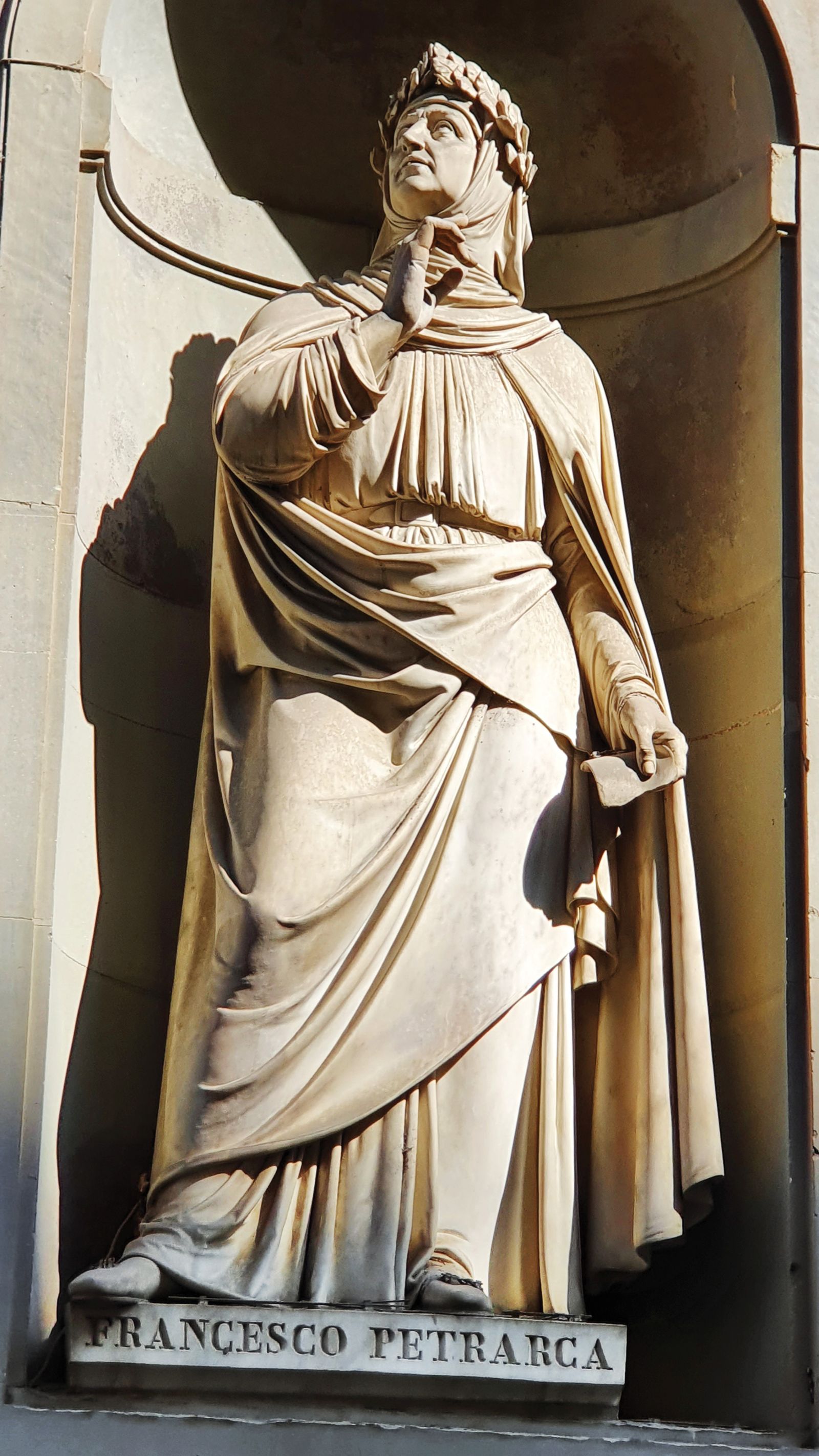 Francesco Petrarca (1304–1374) je bil pesnik, učenjak in eden prvih evropskih humanistov. Umetniki so ga na slikah radi upodabljali ovenčanega z lovorjevim vencem, tega ima tudi kip z njegovo podobo, ki ga najdemo v sloviti galeriji Uffizi v Firencah.