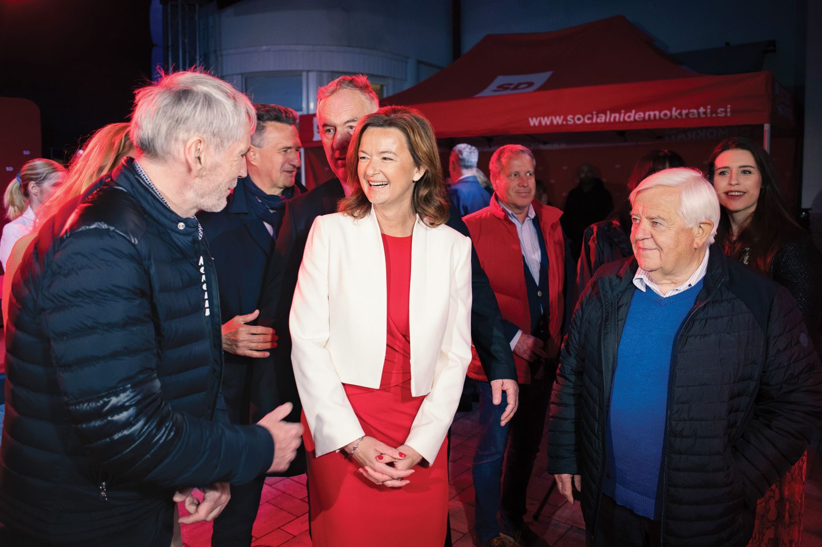 Stranka SD je pred pol leta sanjala o mandatarstvu, a je osvojila le 6,66 odstotka glasov. Nasmejano Tanjo Fajon sta kljub porazu prišla bodrit Sandi Češko in Milan Kučan.