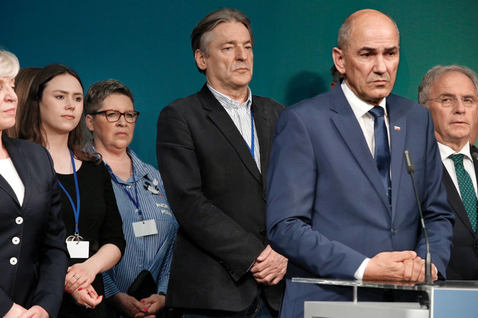 Mrki obraz stranke SDS v tiskovnem središču, Janez Janša je sicer govoril o uspehu stranke, a tudi njemu je bilo jasno, da je na volitvah izgubil.