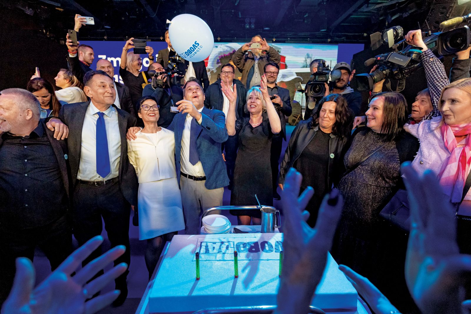 Zmagoslavna torta Golobove Svobode malo po tem, ko je postalo jasno, da bo stranka zbrala rekordno število volilnih glasov. Robert Golob se s to torto ni sladkal, svojo je pojedel že prej, saj je bil na dan volitev še v izolaciji.