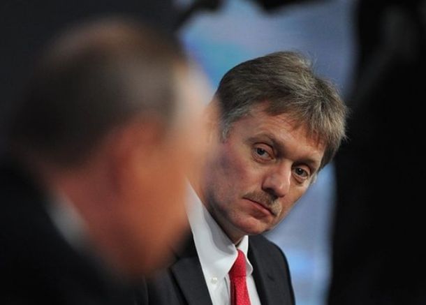 Ruski predsednik Vladimir Putin in govorec Kremlja Dmitri Peskov