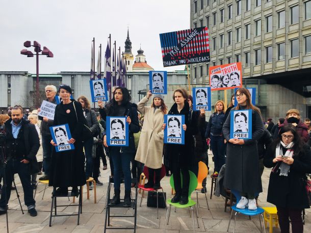 Ljubljanski shod v podporo Julianu Assangeu