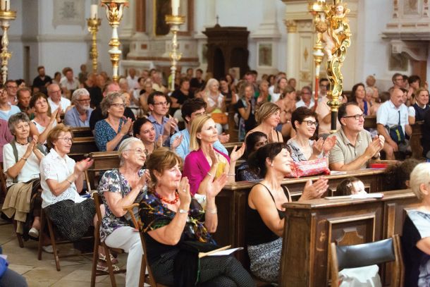 Navdušeno občinstvo na enem izmed dogodkov Tartinijevega festivala v piranski cerkvi sv. Jurija 