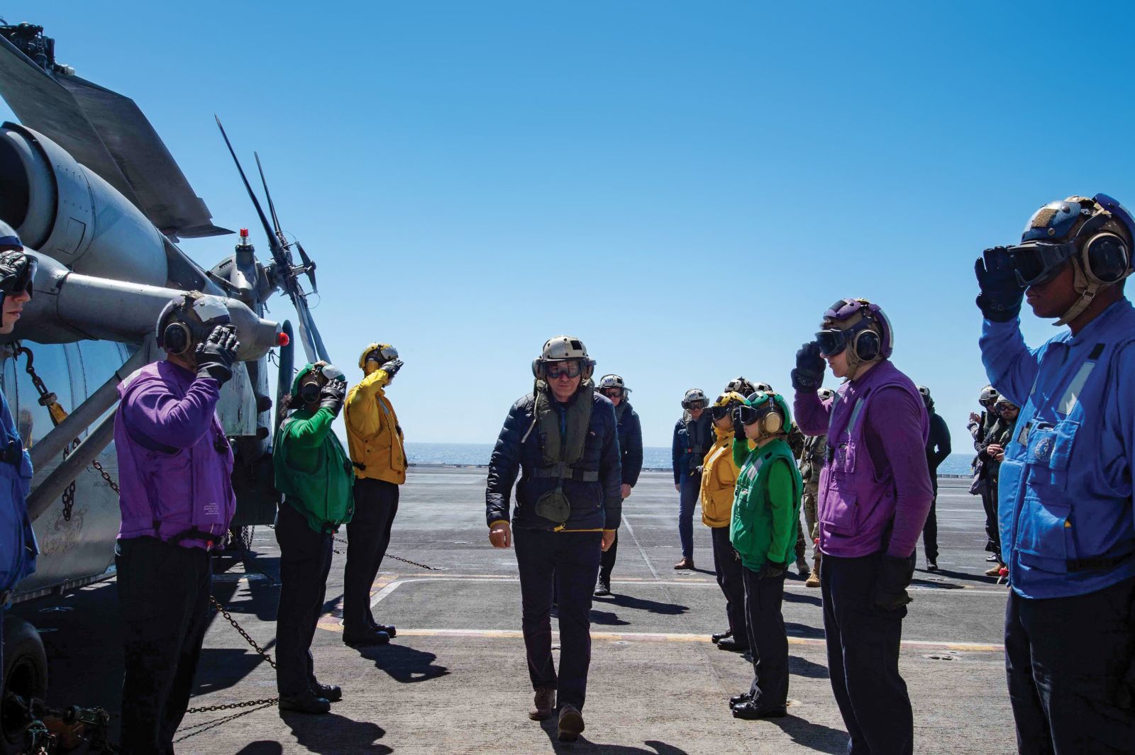 anez Janša na ameriški letalonosilki Harry Truman v Jonskem morju 28. aprila