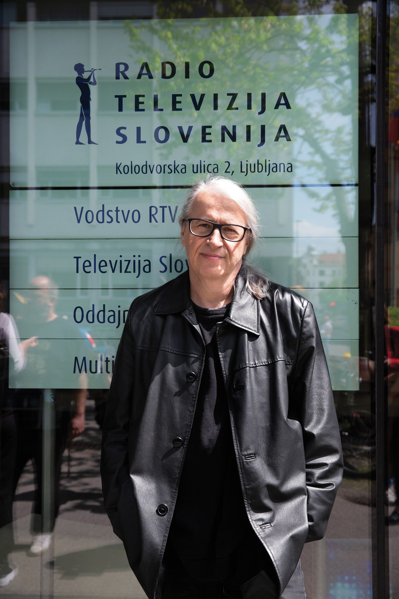 Po 24 letih vodenja oddaje Studio City je vodstvo RTV Slovenija, predvsem urednica informativnega programa TV Slovenija Jadranka Rebernik, prekinilo sodelovanje z voditeljem oddaje Marcelom Štefančičem, jr. Nobenih resnih razlogov ni bilo za to. Zgolj maščevanje.