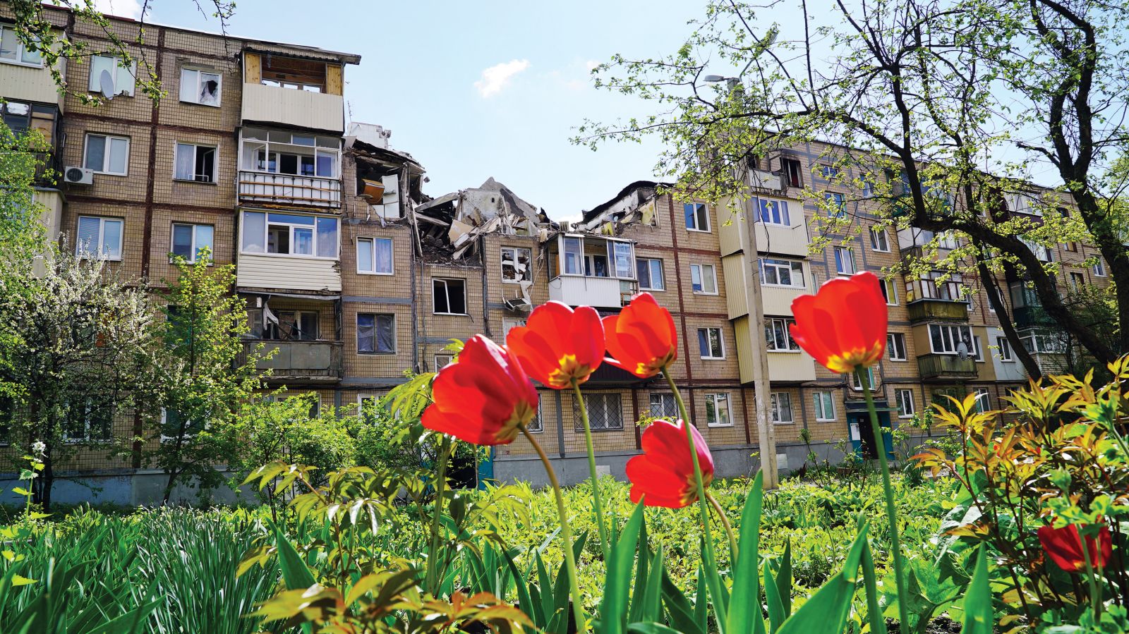 Pomlad v Harkivu/Harkovu, vzhod Ukrajine. Mesto, od milijon in pol prebivalcev pred vojno jih je v njem ostalo samo še okoli 300.000, nenehno oblegajo ruske sile s kopnega in iz zraka | Erik Valenčič