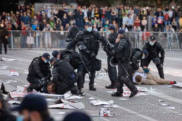 Policijski strokovni prijemi nad »nevarnima« protestnikoma, Jašo Jenullom in Jašo Mrevljetom Pollakom (zgoraj). In odstranitev s kraja »zločina« (spodaj). 12. junij 2020, Trg republike, Ljubljana.