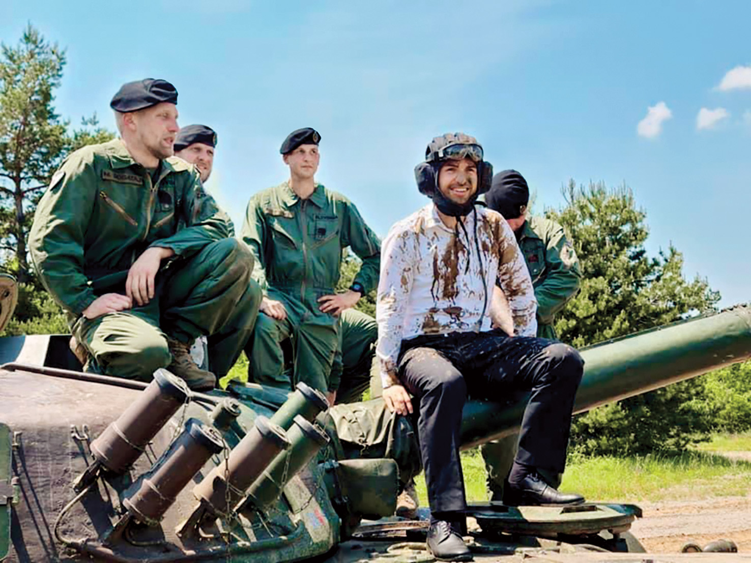 Minister Tonin je poskušal drage nakupe orožja uravnotežiti s simpatično pr-kampanjo, med katero se je tudi sam igral vojaka. 