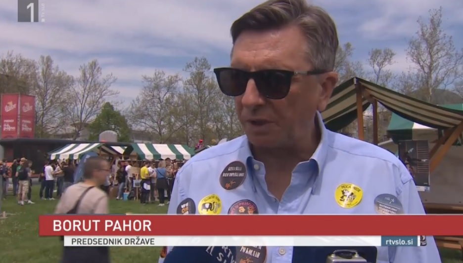 Borut Pahor, predsednik republike, gre tja, kamor gredo kamere, sicer na družbenih omrežjih sam (po)skrbi pa za samopromocijo 