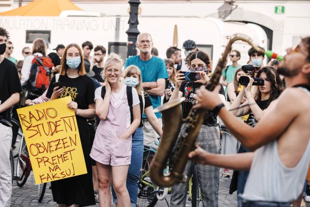 Protest za Radio Študent: medtem ko se ŠOU v Ljubljani že leta trudi, da bi Radio Študent propadel, se je njegova poslušanost med leti 2018 in 2021 podvojila in še vedno raste. Kar tretjina poslušalcev je mlajša od 29 let. /