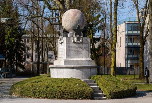 Spomenik žrtvam vojne, Riharjeva ulica, Trnovo, Ljubljana,