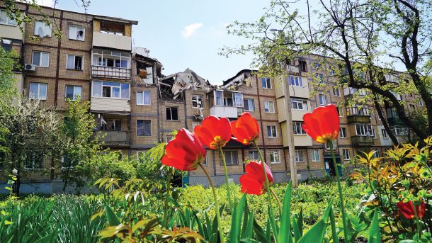 Pomlad v Harkivu/Harkovu, vzhod Ukrajine. Mesto, od milijon in pol prebivalcev pred vojno jih je v njem ostalo samo še okoli 300.000, nenehno oblegajo ruske sile s kopnega in iz zraka   