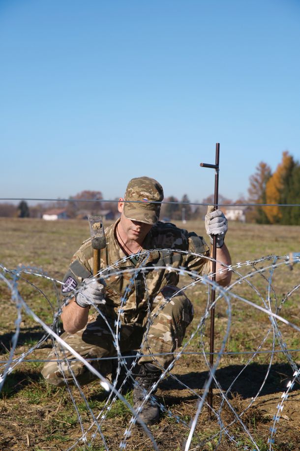 Rezilne žice je na slovensko-hrvaško mejo jeseni 2015 začela postavljati vlada Mira Cerarja. Bo žičnate ograje skoraj sedem let kasneje odstranila nova vlada? 