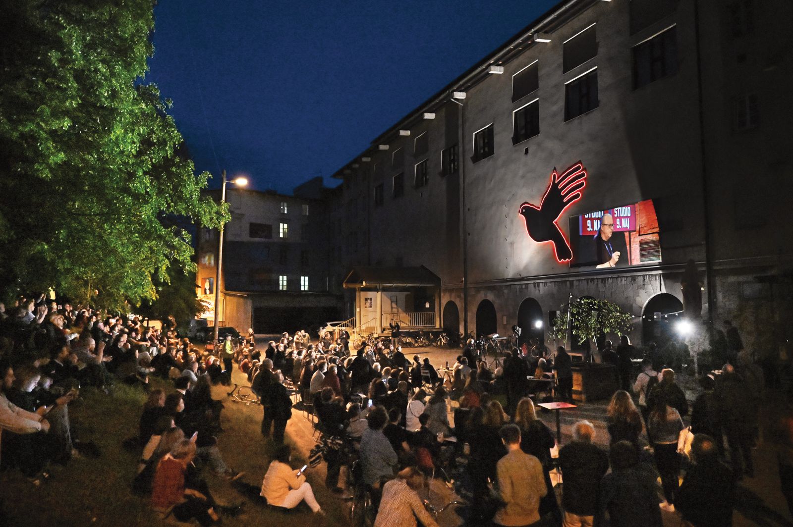 Studio 9. maj, Marcel Štefančič, jr., ter gosta Robert Golob in Slavoj Žižek; zunanja projekcija, Slovensko mladinsko gledališče, LJ | Uroš Abram