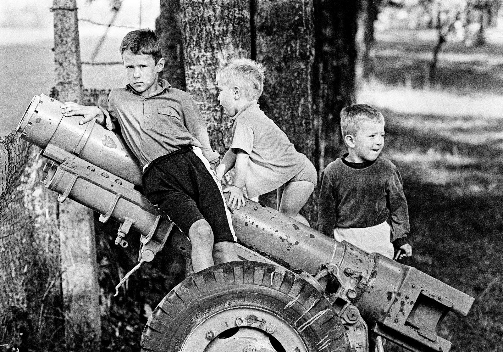 Ko orožje ne neti vojn ter ne povzroča obupa in žalosti, temveč služi kot pripomoček za kratkočasenje otrok. Zbirni center Bloke, 1992