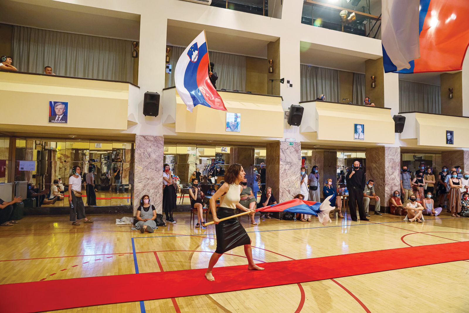 Prizor iz Cankarjevih hlapcev, ki je zmotil politiko, med drugimi Janeza Janšo. Ta je zapisal: »“Umetnost” v #MGL za vaš denar«