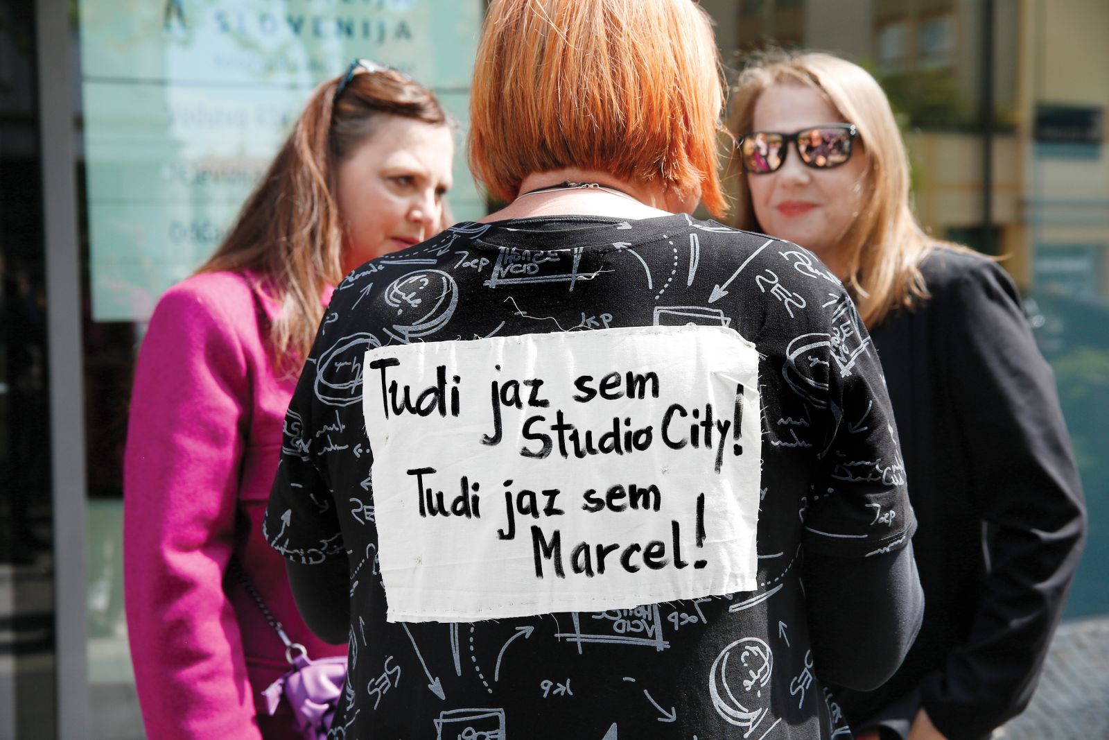 3. maj svetovni dan svobode tiska. Zbor novinarjev in novinark pred rTV SLO. na fotografiji napis, ki ga je nosila Tatjana Pirc.