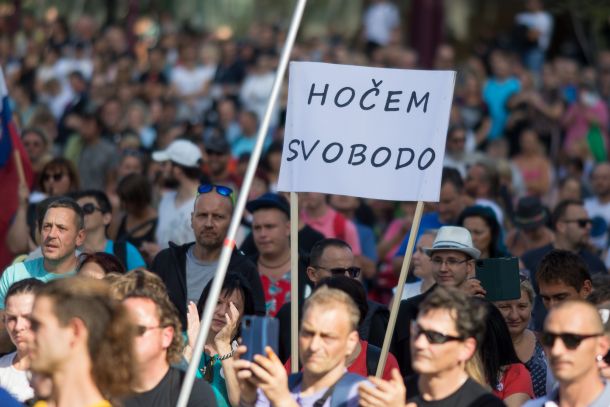 Eden od številnih protivladnih protestov, ki se jih je lani udeležilo na tisoče državljanov in državljank Slovenije
