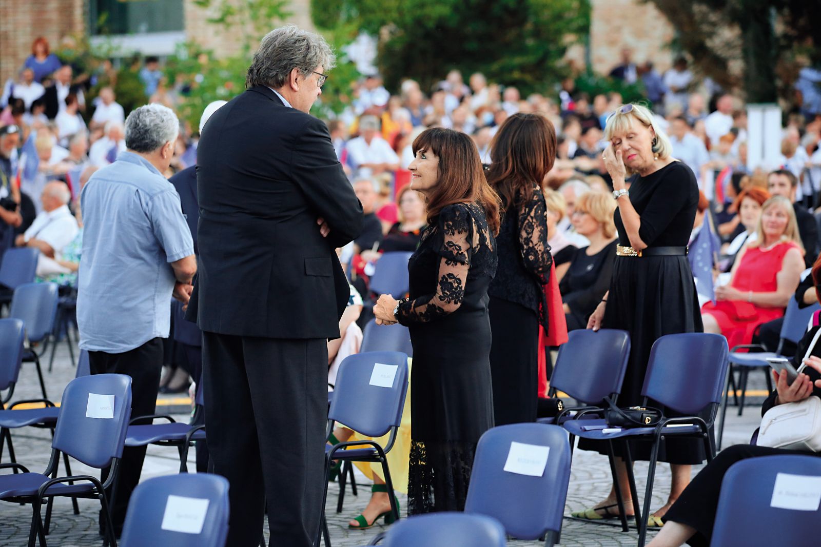Zdravnici Metki Zorc, ustanoviteljici in solastnici zasebnega centra za zdravljenje srčno-žilnih obolenj Medicor, nihče ne more očitati pomanjkanja kompetenc in skrbi za dobrobit pacientov. Pa tudi pomanjkanja poslovne žilice in dobrih povezav, ki vodijo v sam politični vrh. Na sliki z Igorjem Bavčarjem na državni proslavi ob 30-letnici samostojnosti.