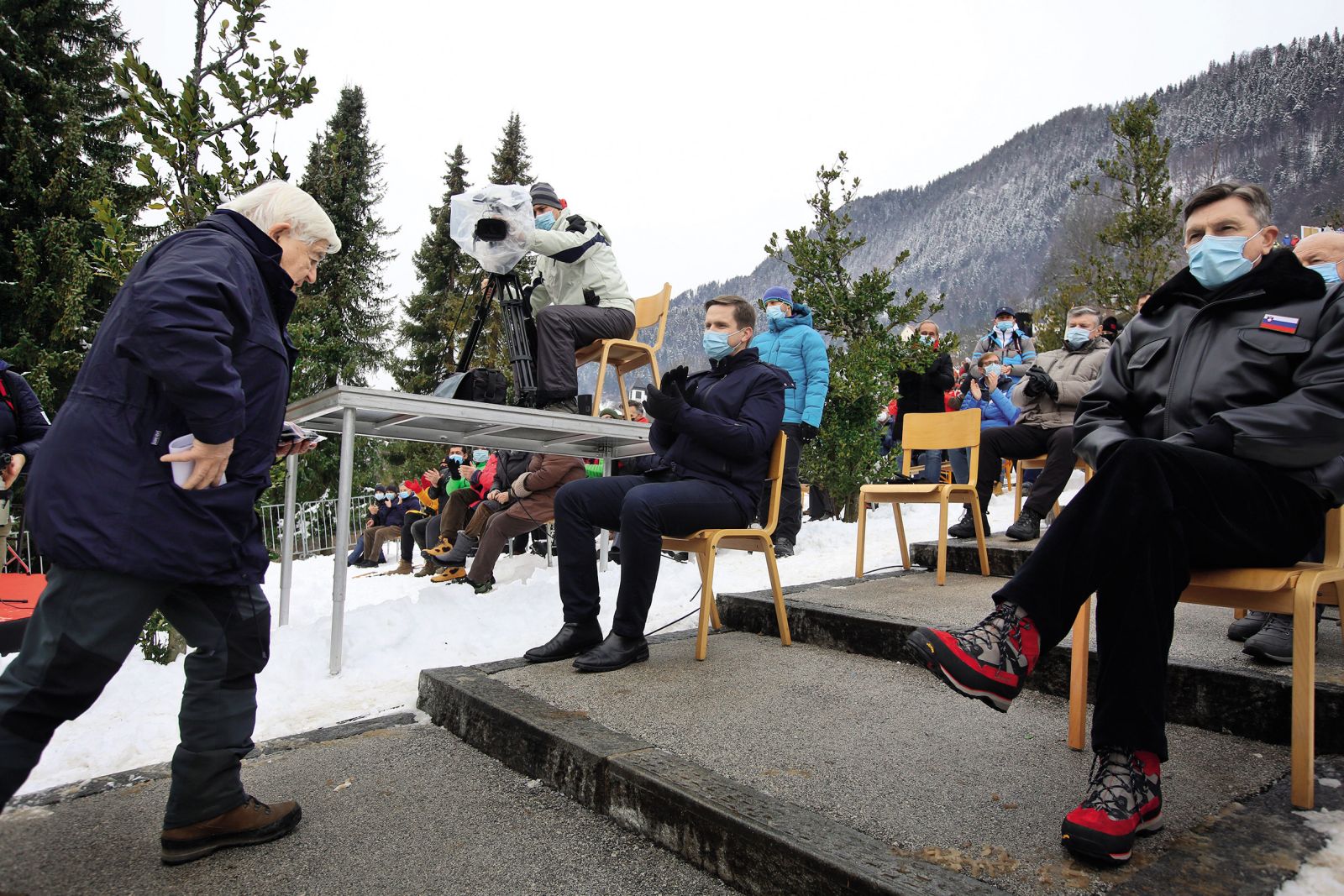 Aplavz za prvega predsednika Slovenije Milana Kučana v Dražgošah. Sedanji predsednik se je vzdržal. | Borut Krajnc