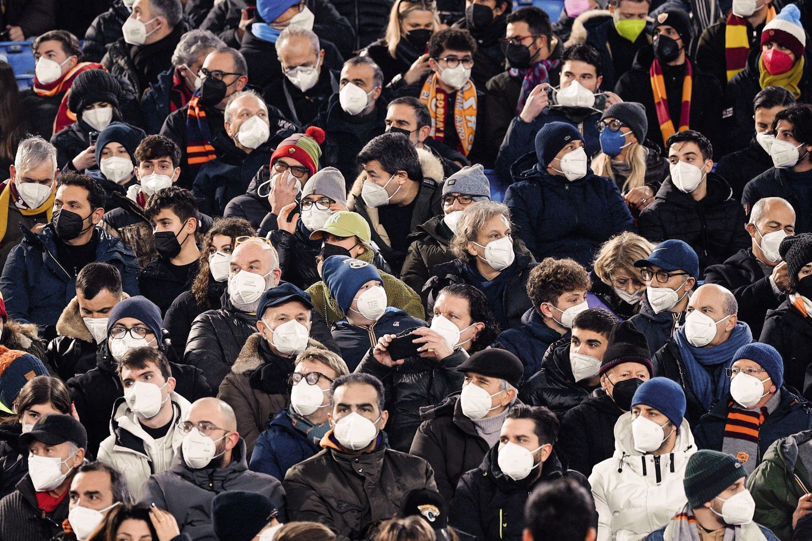 Gledalci nogometne tekme Roma Juventus in njihove maske 