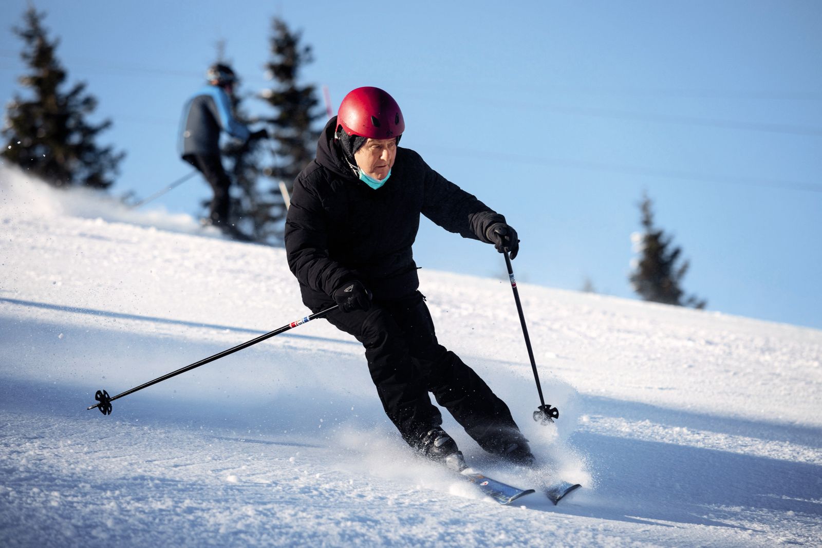 Kirurška maska je postala obvezni del smučarske opreme na Soriški planini | Luka Dakskobler