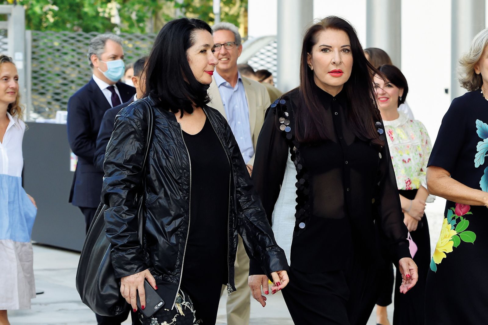 Zdenka Badovinac, kuratorka razstave Večje od mene – Junaški glasovi iz nekdanje Jugoslavije, in Marina Abramović, ena od več kot 50 umetnikov, sodelujočih na tej razstavi, fotografirani 21. julija 2021 v rimskem muzeju MAXXI