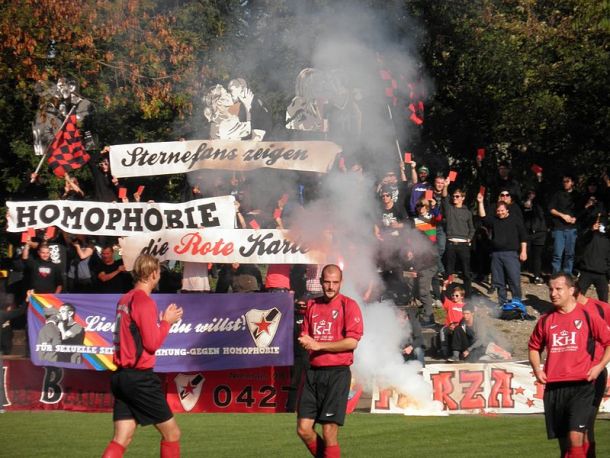 Transparent proti homofobiji na tekmi v Leipzigu