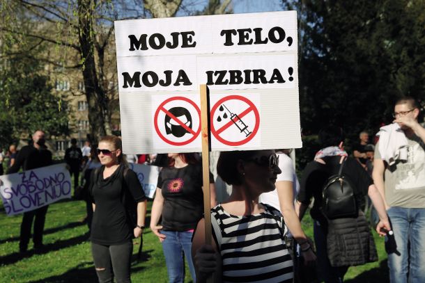 Nasprotniki cepljenja na enem od protestov v Ljubljani 