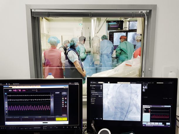 Celjska bolnišnica, tretja največja v državi, si od leta 2018 prizadeva za izvajanje posegov TAVI, pri katerih umetno srčno zaklopko vstavijo skozi žilo. Prvi tovrstni operaciji so ob pomoči kardiokirurgov iz ljubljanskega in mariborskega UKC izvedli lansko poletje. 