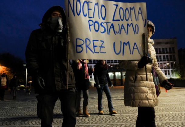 Protest proti zaprtju šol v času epidemije covida-19 (lani januarja na Trgu republike v Ljubljani)