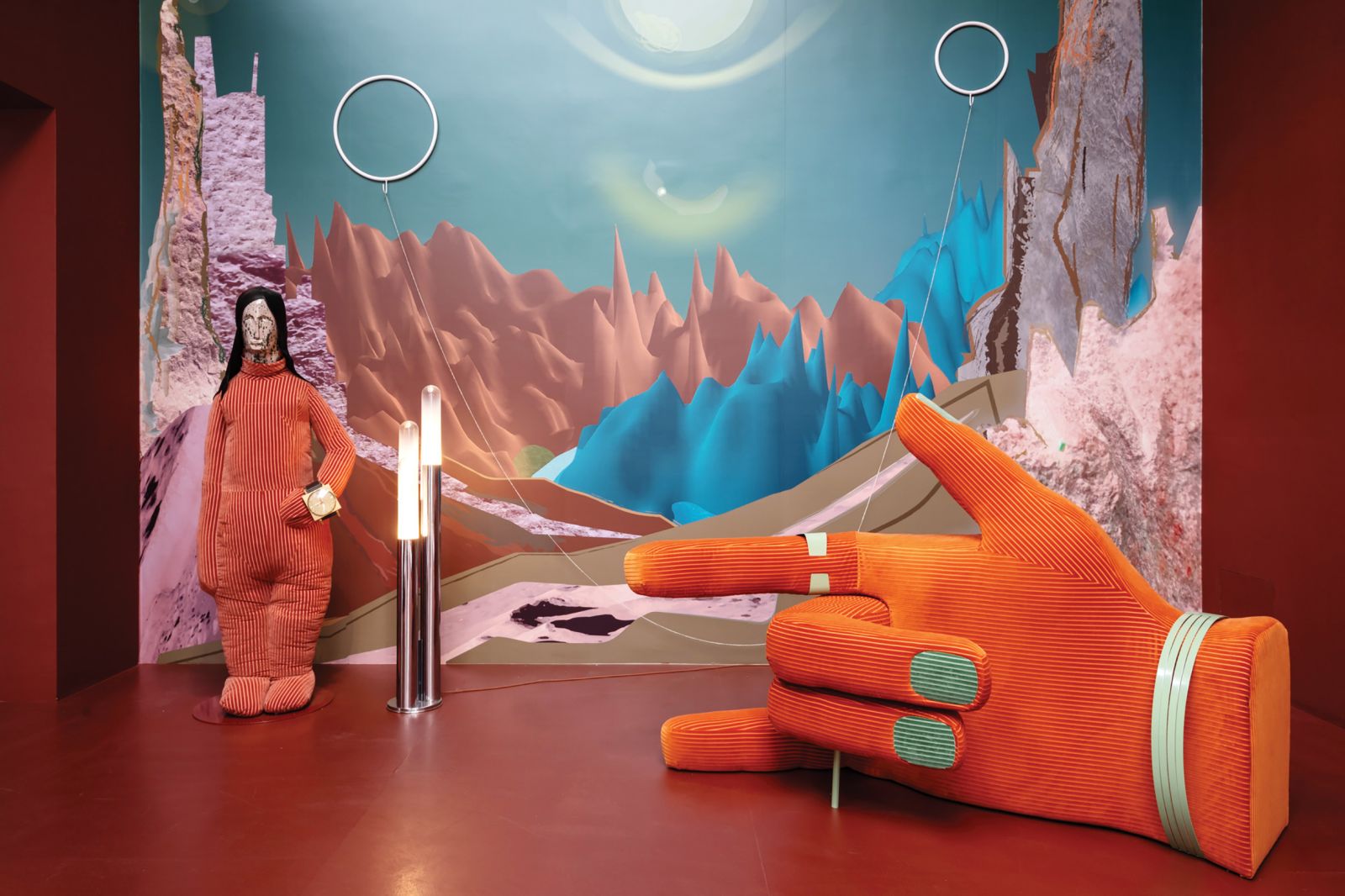 Instalacijo Invitation of the Soft Machine and Her Angry Body Parts, ki je na ogled v avstrijskem paviljonu, sta ustvarila Jakob Lena Knebl in Ashley Hans Scheirl.