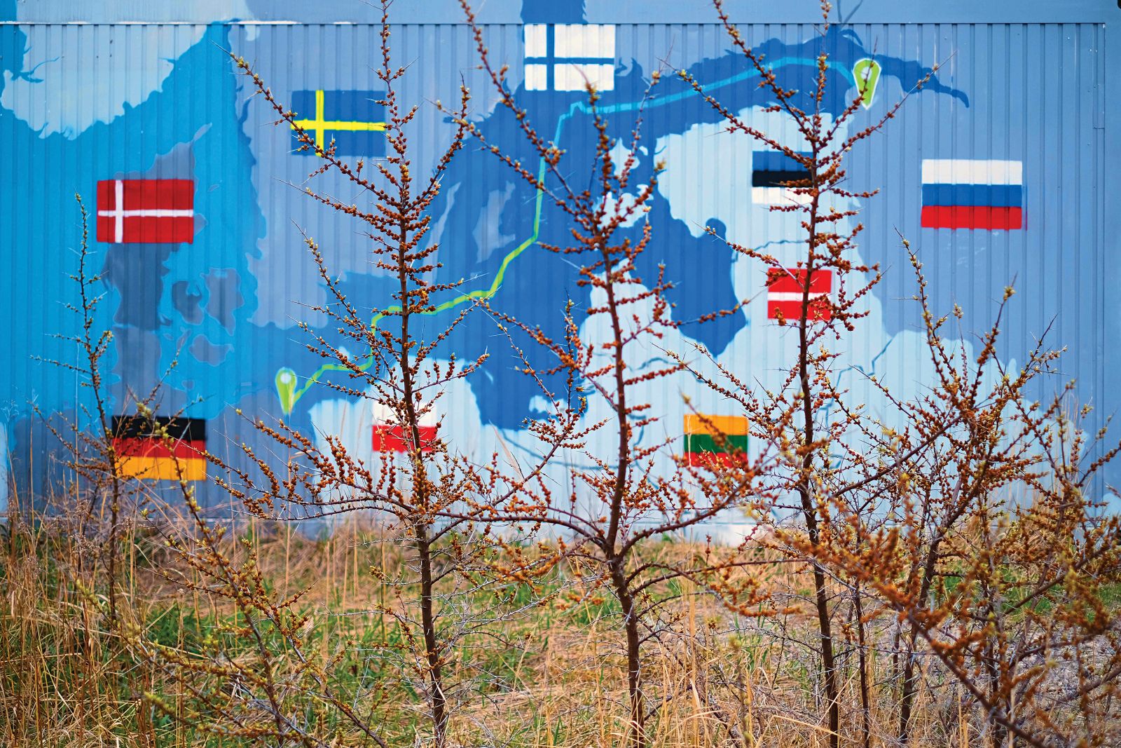 Mural na kontejnerju, ki prikazuje umestitev Severnega toka v nemškem mestu Lubmin, končni točki plinovoda.