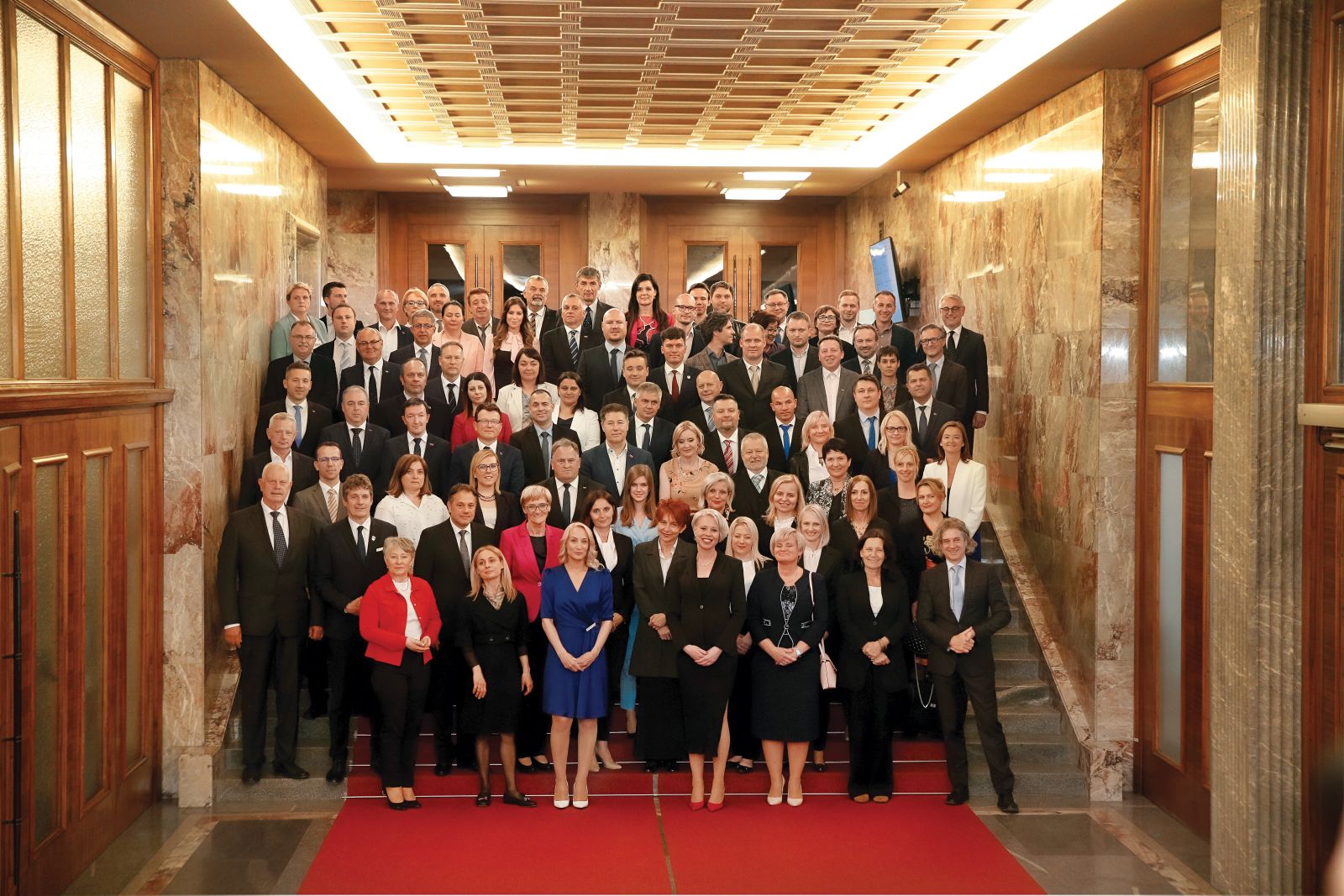 Skupinska slika poslancev novega parlamenta (brez Janeza Janše, Anžeta Logarja, Janeza Černača, Mateja Tonina in Alenke Jeraj)