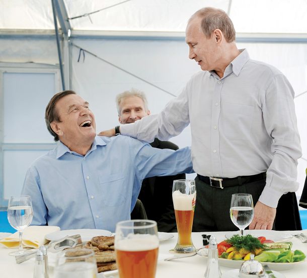 Gerhard Schroeder, bivši nemški kancler in predsednik uprave Severnega toka, in takratni predsednik ruske vlade Vladimir Putin na začetku plinovoda v ruskem Vyborgu leta 2009.