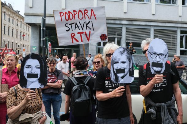 Po ponedeljkovi opozorilni stavki novinark in novinarjev iz koordinacije novinarskih sindikatov javne Radiotelevizije Slovenija (RTVS) sindikati in vodstvo RTVS začenjajo pogajanja o stavkovnih zahtevah, med katerimi sta novinarska avtonomija, depolitizacija servisa in vzpostavitev socialnega dialoga.