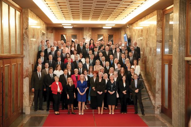 Skupinska slika poslancev novega parlamenta (brez Janeza Janše, Anžeta Logarja, Janeza Černača, Mateja Tonina in Alenke Jeraj) 