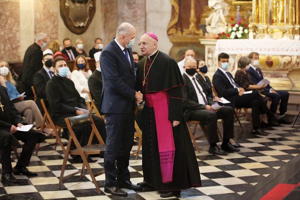 Res težko je skriti naklonjenost: Janez Janša in apostolski nuncij JeanMarie Speich na decembrski maši za domovino 