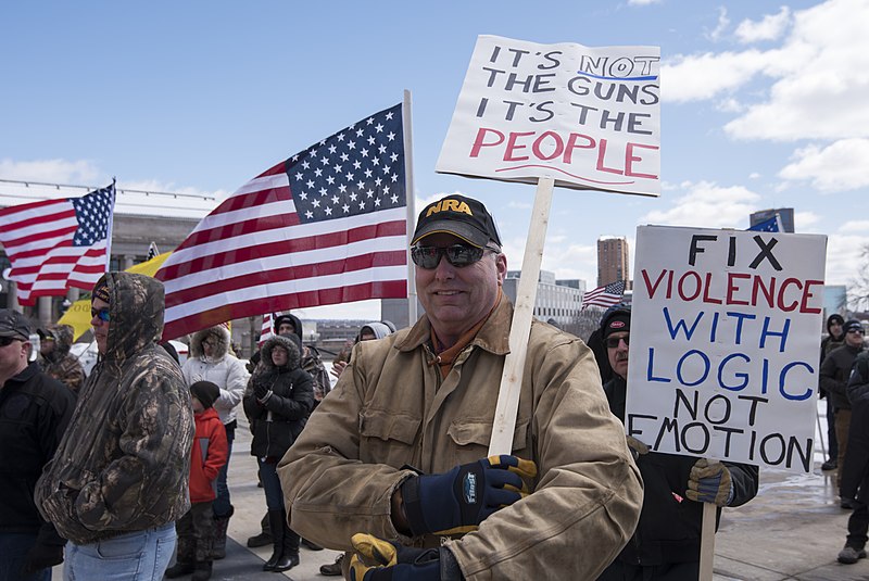 Leta 2018 se je v Minnesotti zbralo več kot 700 ljudi, ki se ne strinjajo s prizadevanji za omejitev orožja
