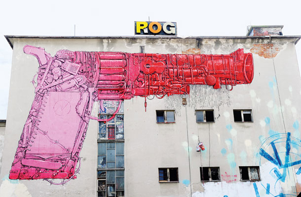 Rožnata pištola na zdaj že porušenem pročelju nekdanje ljubljanske tovarne Rog, ki jo je ustvaril mednarodno prepoznavni umetnik Blu