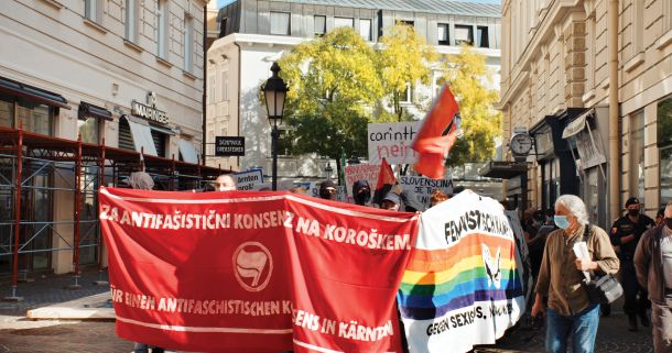 V dokuju Izginjanje Andrine Mračnikar vidimo posnetke velikega, pompoznega, agresivnega protislovenskega shoda, na katerem se je leta 1972 v Celovcu zbralo več kot deset tisoč ljudi. A vidimo tudi podobe boja za slovensko manjšino.
