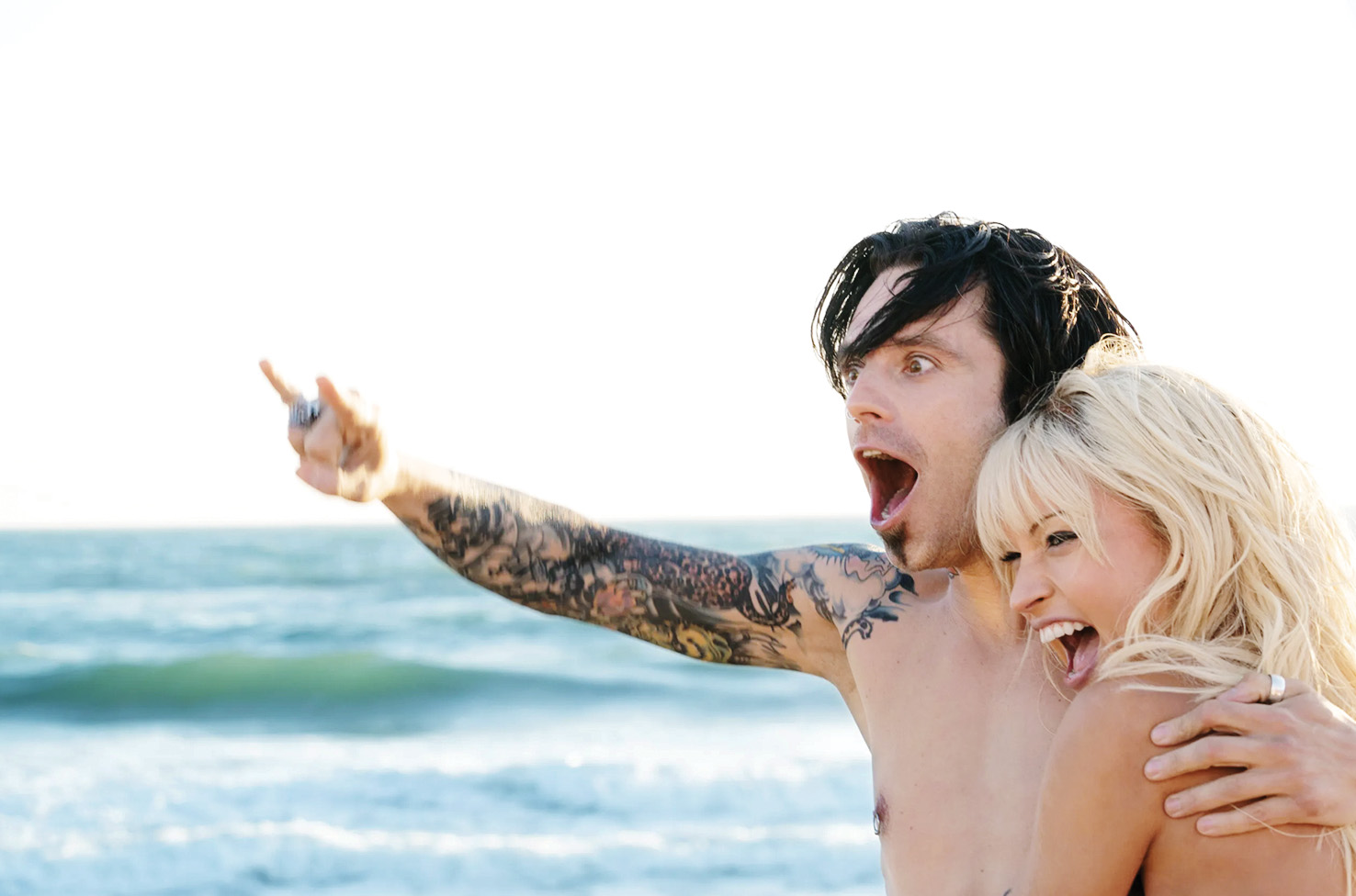 Tommy Lee (igra ga Sebastian Stan) in Pamela Anderson (Lily James) na poročni dan, le štiri dni po pričetku njune medijsko odmevne romance.