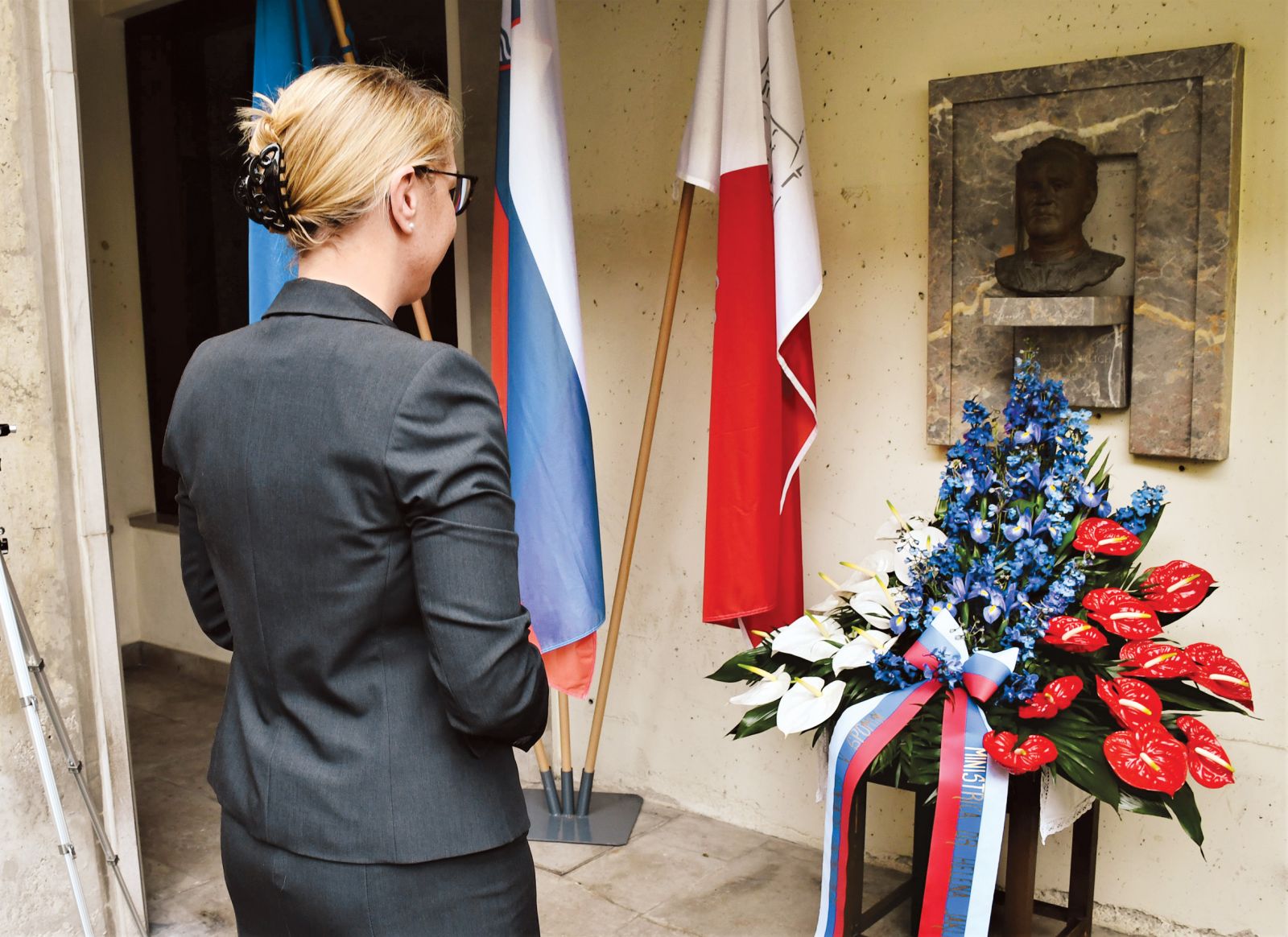 Odhajajoča ministrica Helena Jaklitsch je položila venec ob spomeniku Lamberta Ehrlicha na dvorišču teološke fakultete v Ljubljani. Helena Jaklitsch je vneta zagovornica Ehrlichove politike in misli