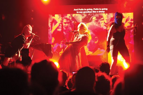 Svetovno prepoznavna zasedba Pussy Riot se je v Ljubljani predstavila z multimedijskim performansom Riot Days, eklektično zmesjo recitala slam-poezije, glasbenega nastopa, avantgardnega gledališča in video-projekcije.