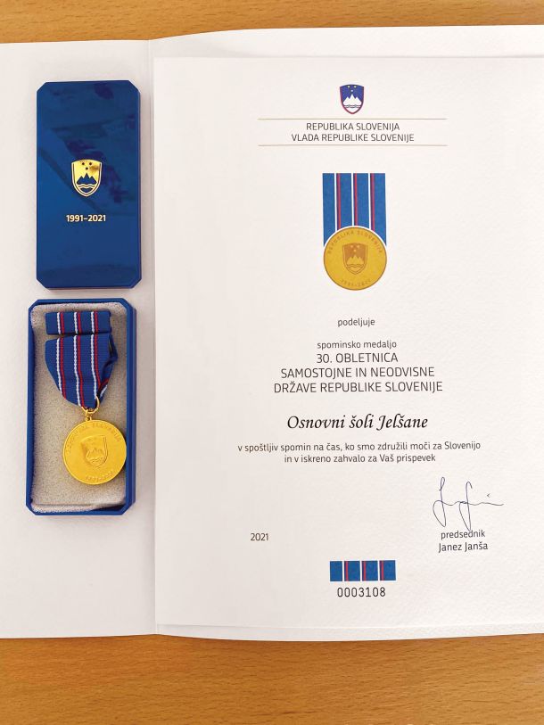 Spominska medalja, ki so jo med drugim dobile tudi osnovne šole 