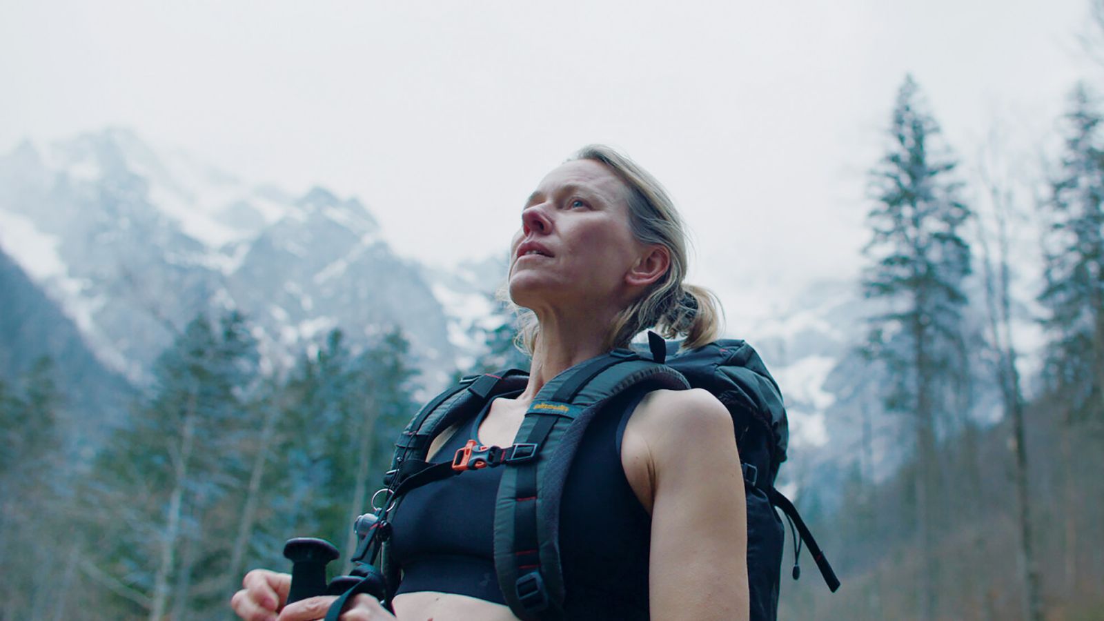 Prizor iz visokoproračunskega celovečerca Neskončna nevihta (Infinite Storm) z Naomi Watts v glavni vlogi. Film, ki so ga v celoti posneli na Krvavcu, je poleg sto tujih delavcev zaposlil tudi več kot 200 slovenskih.