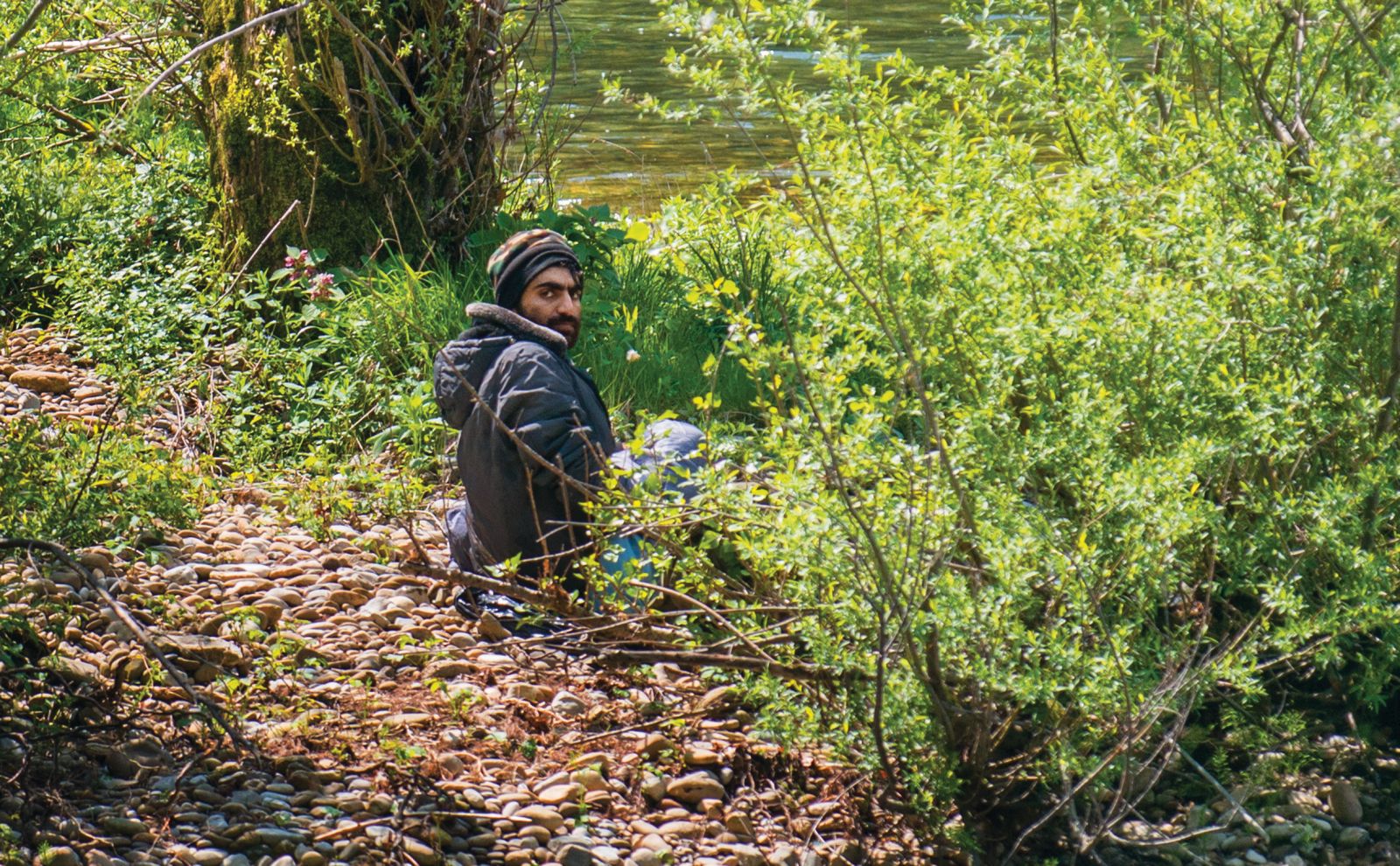 Eden izmed beguncev, ki je spomladi 2019 omahnil v reko Kolpo, a se uspel rešiti na manjši otok, kjer je potem več ur čakal na pomoč, ki je na koncu prišla s hrvaške strani.