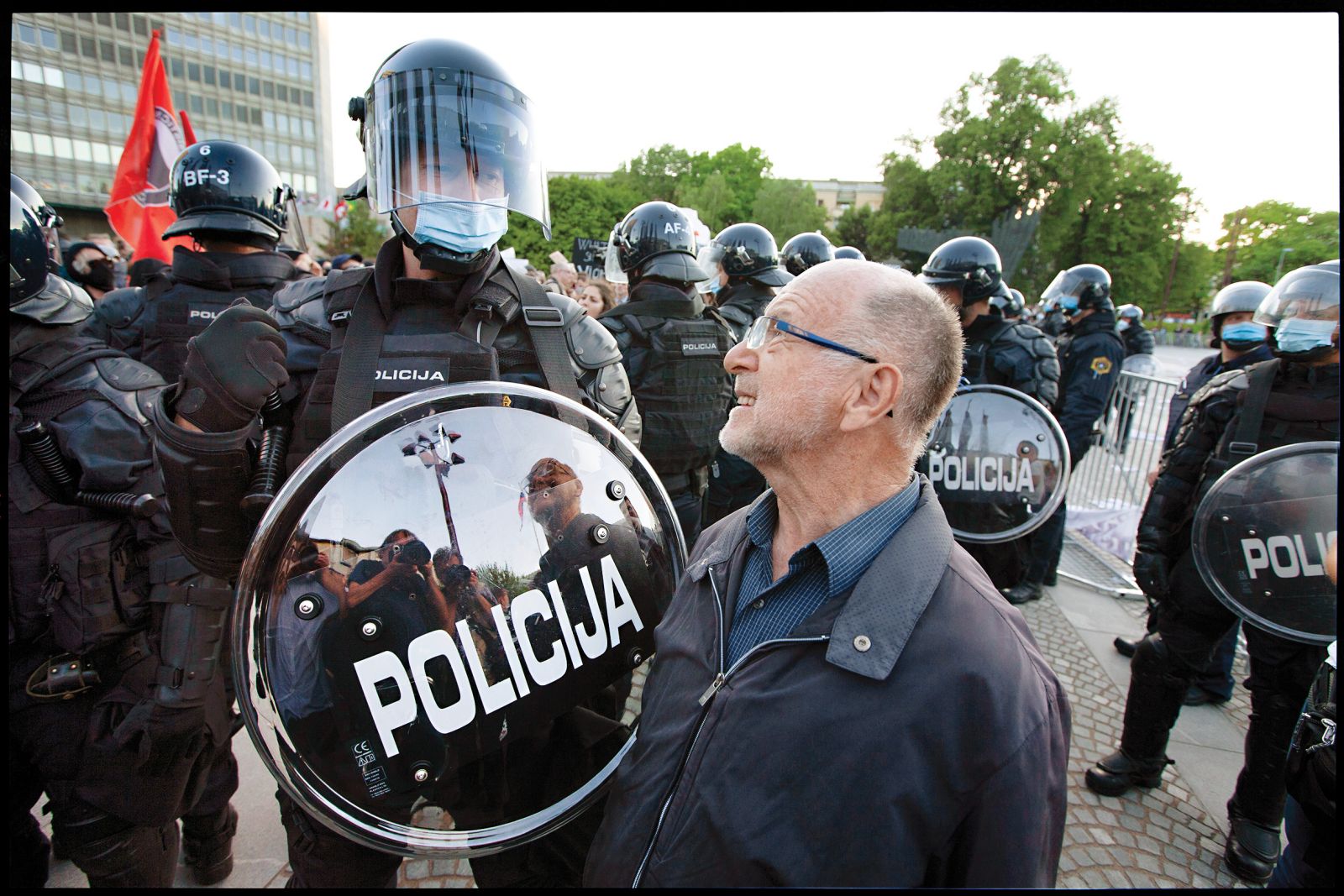 Rudi Rizman na protestu proti vladi Janeza Janše