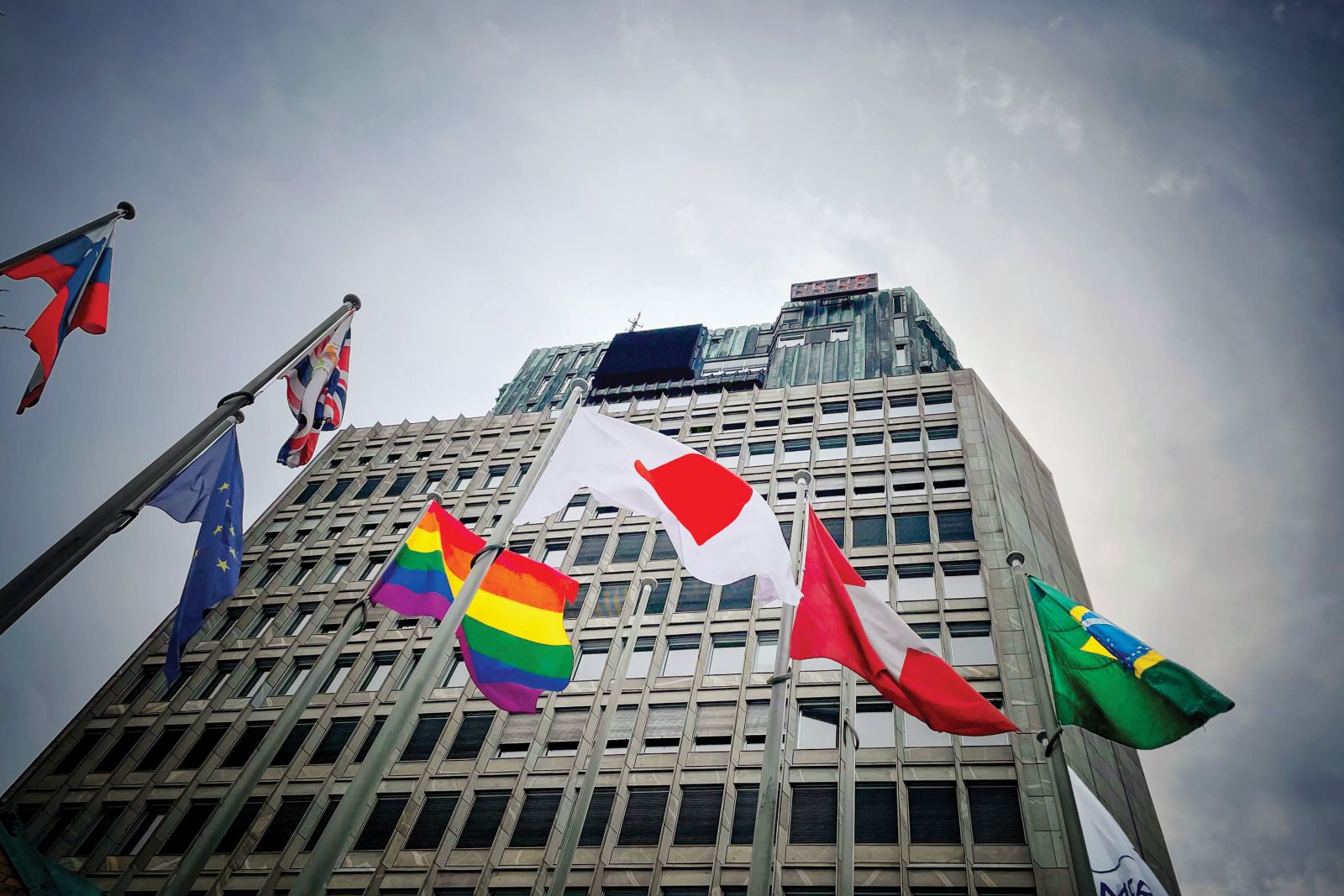 Mavrična zastava na Trgu republike v Ljubljani